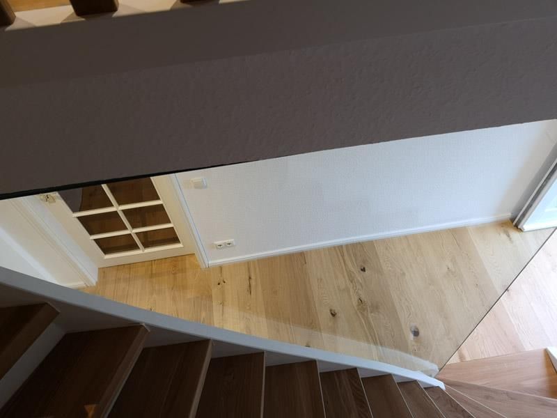 Eine Luftaufnahme einer Holztreppe mit einem Glasgeländer