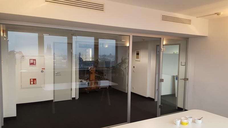 Ein Raum mit einem Tisch und Glasschiebetüren.