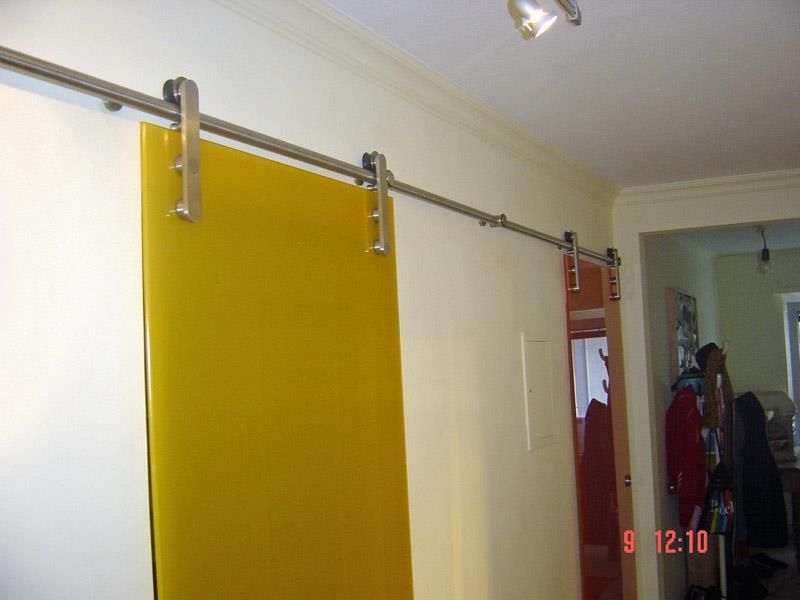 Ein Bild einer Glasschiebetür wurde am 12.9.10 aufgenommen
