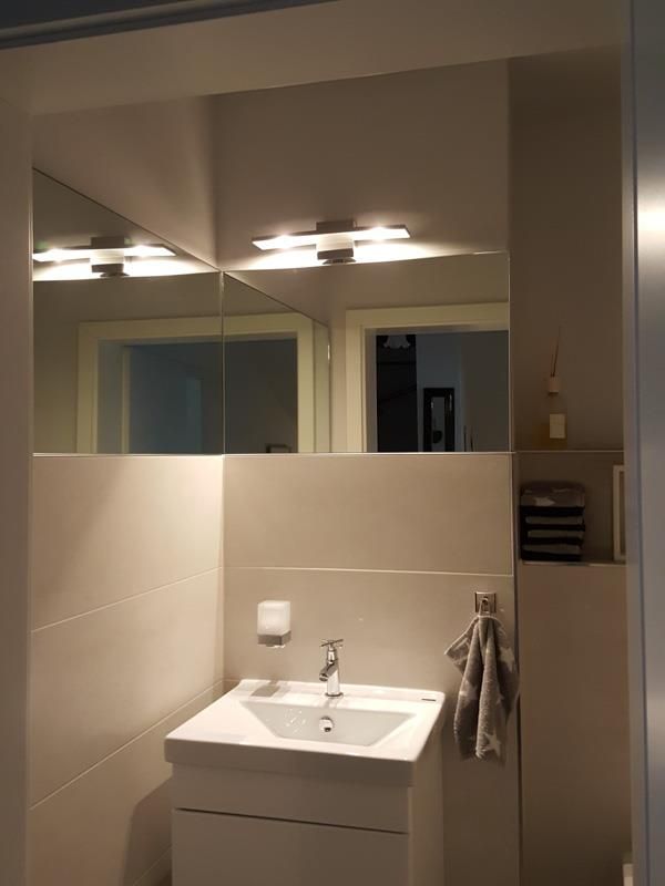 Ein Badezimmer mit Waschbecken und Spiegel