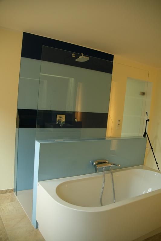 Ein Badezimmer mit Badewanne und Dusche