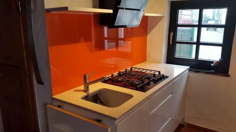 Eine Küche mit Herd und Spüle