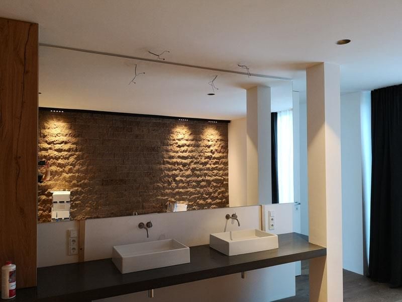 Ein Badezimmer mit zwei Waschbecken und einem großen Spiegel