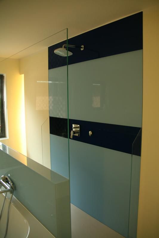 Ein Badezimmer mit ebenerdiger Dusche und Badewanne