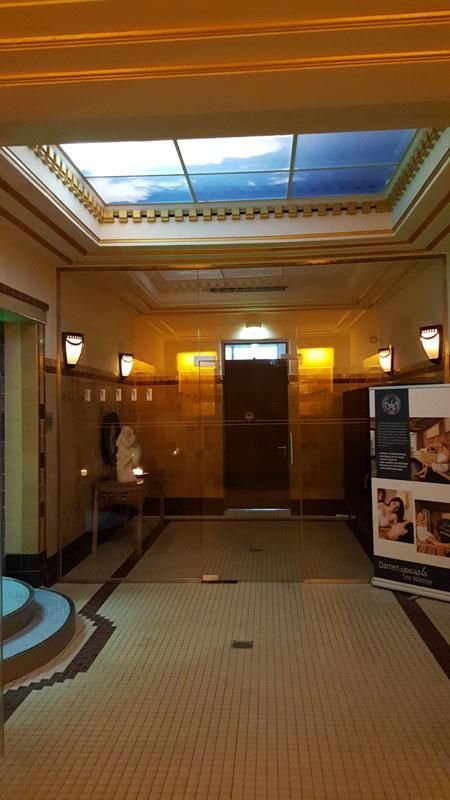 Ein Flur in einem Gebäude mit einem Oberlicht an der Decke.