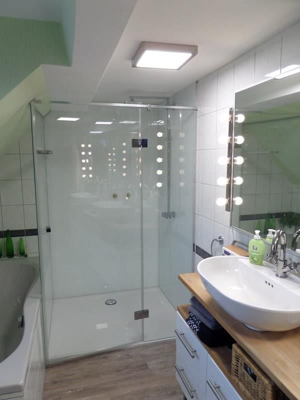 Ein Badezimmer mit Waschbecken und ebenerdiger Dusche