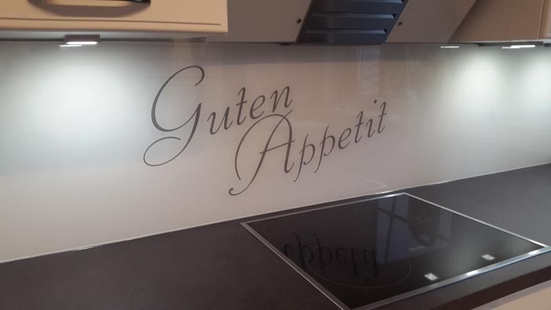 Eine Küche mit einem Herd und einem Schild mit der Aufschrift „Guten Appetit“.