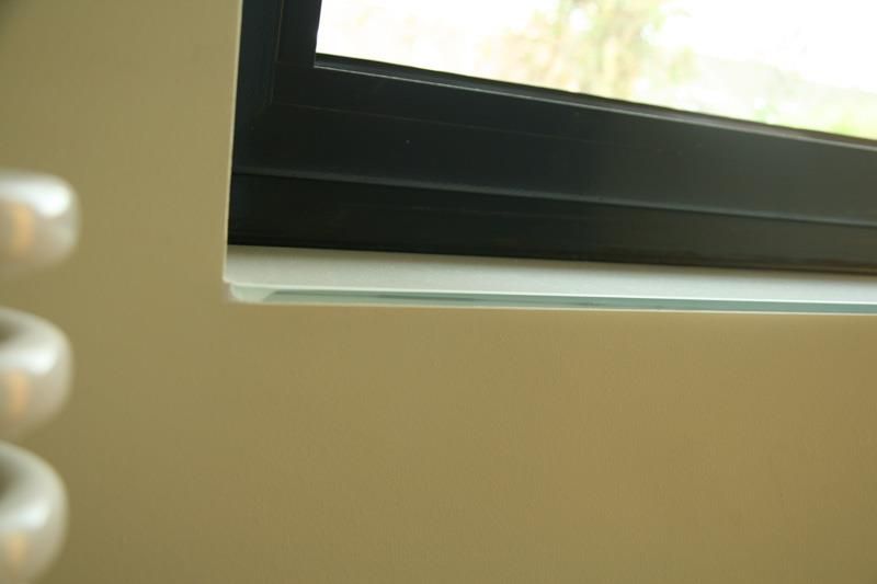 Eine Nahaufnahme eines Fensters mit einem schwarzen Rahmen