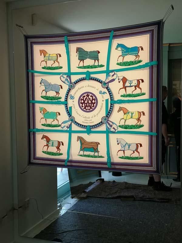 Eine Steppdecke mit Pferden darauf hängt an einer Wand