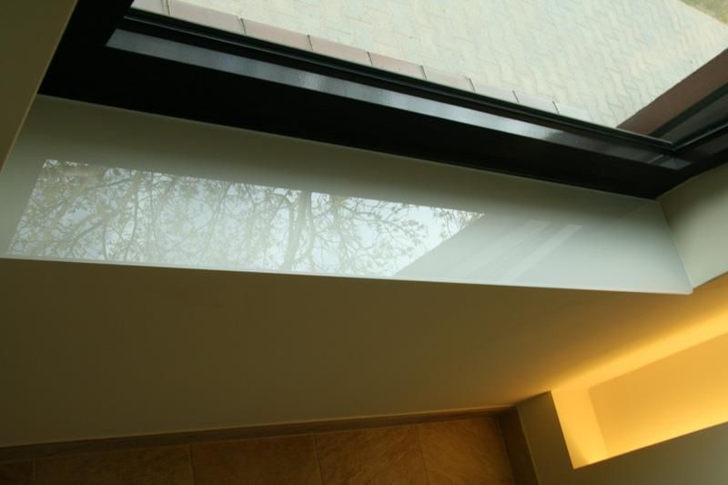 Die Sonne scheint durch das Oberlicht in der Decke