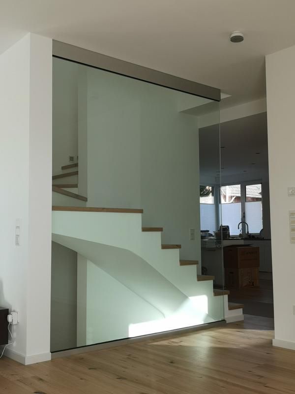 Eine Treppe in einem Haus mit einem Glasgeländer