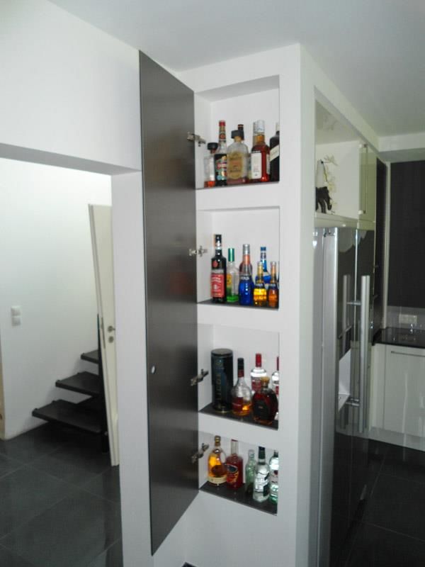 Ein Regal voller Alkoholflaschen in einer Küche