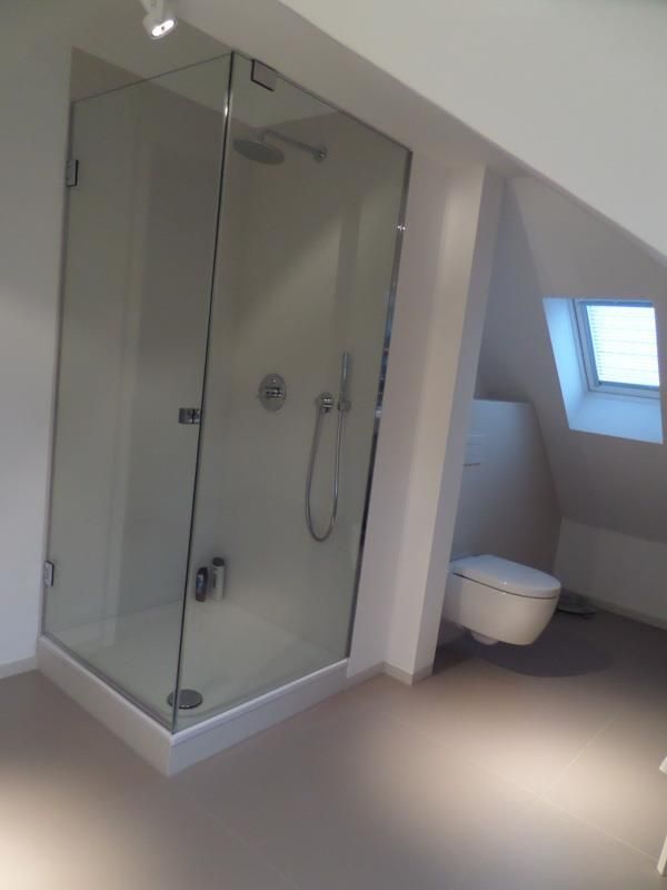 Ein Badezimmer mit Toilette und Duschkabine