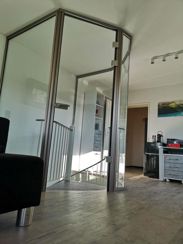 Ein Wohnzimmer mit einem Stuhl und einer Glastür