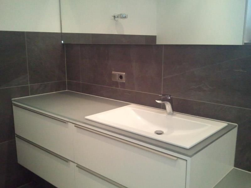 Ein Badezimmer mit Waschbecken und Spiegel