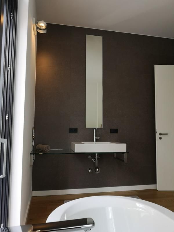 Ein Badezimmer mit Waschbecken und Badewanne