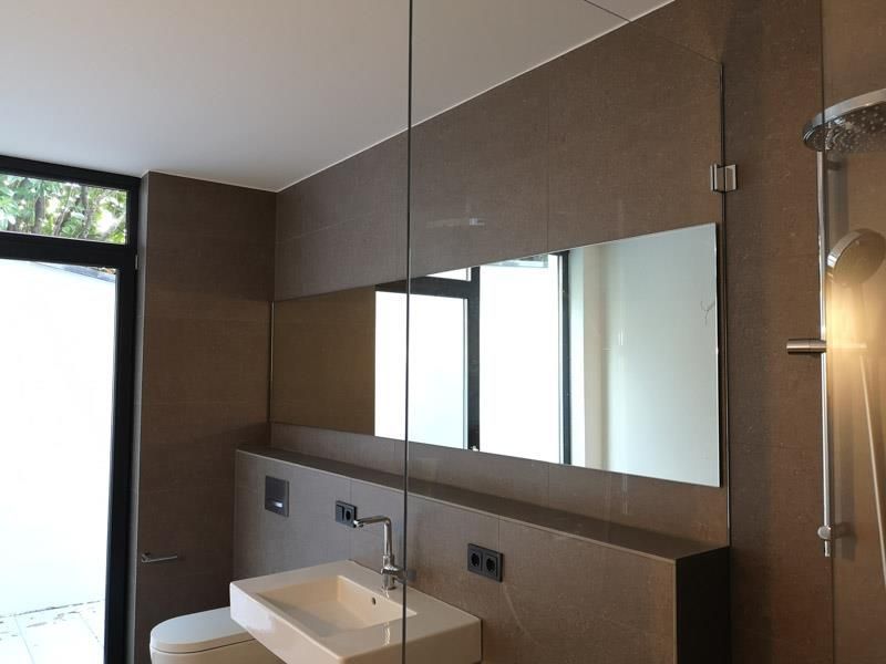 Ein Badezimmer mit Waschbecken, Toilette, Dusche und Spiegel.