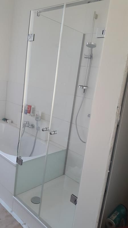 Ein Badezimmer mit Dusche und Badewanne.