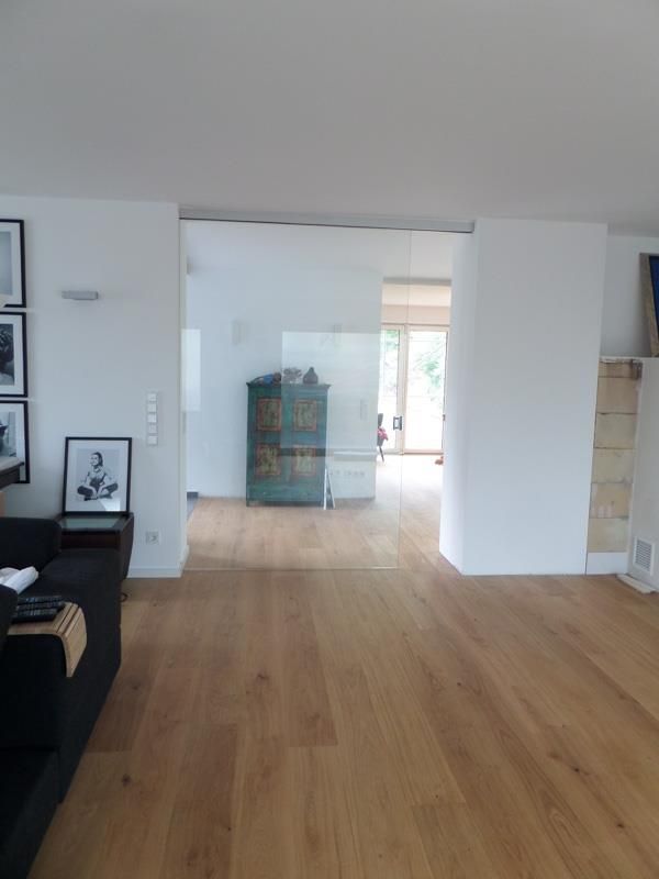 Ein Wohnzimmer mit Hartholzböden und weißen Wänden