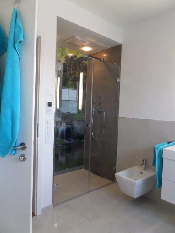 Ein Badezimmer mit einem blauen Handtuch an der Tür