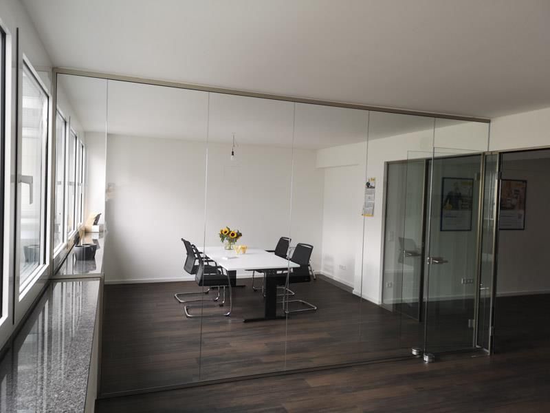 Ein Konferenzraum mit einem Tisch und Stühlen