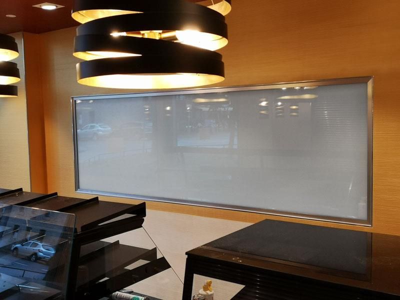 Ein Raum mit einer großen weißen Tafel an der Wand