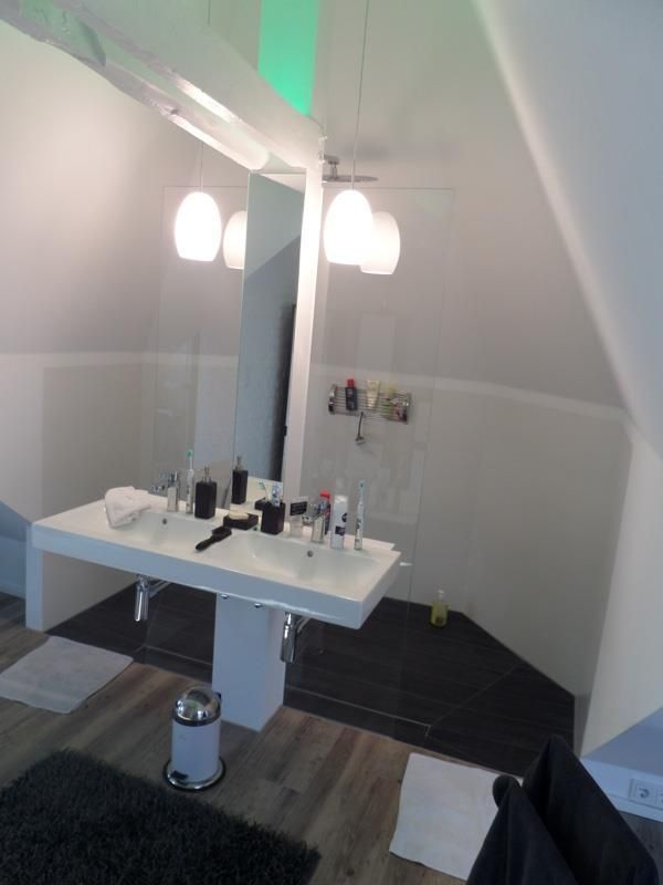 Ein Badezimmer mit Waschbecken und Spiegel