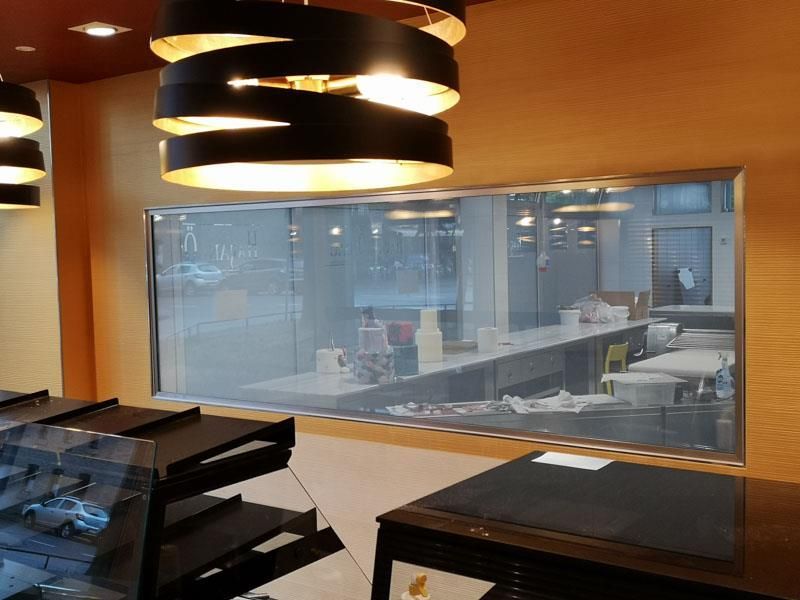 Ein Restaurant mit Tischen und einem großen Fenster