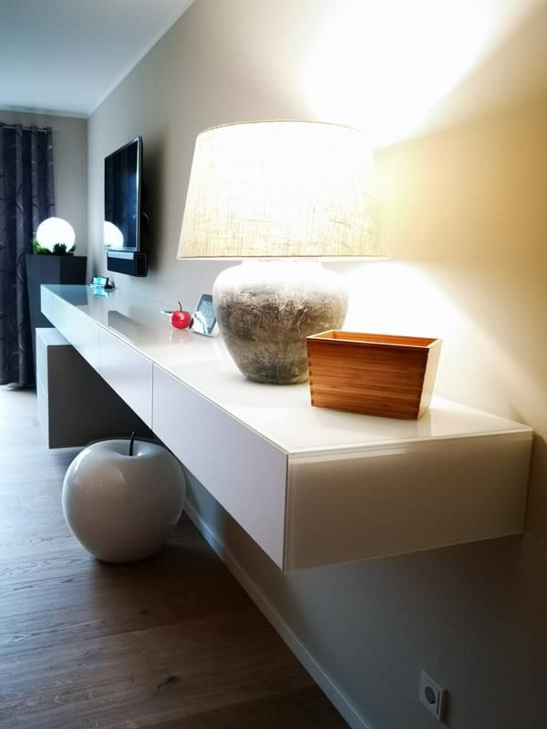 Ein Regal mit einer Lampe und einer Vase darauf