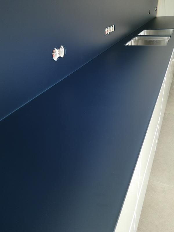 Eine Küche mit blauer Arbeitsplatte und zwei Spülbecken