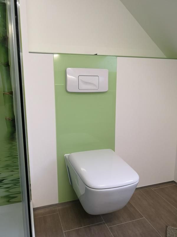 In einem Badezimmer hängt eine Toilette an der Wand.