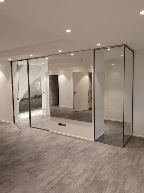 In der Mitte des Zimmers hängt ein großer Spiegel.