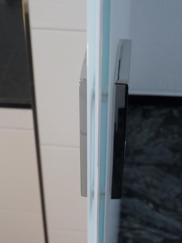 Eine Nahaufnahme einer Türklinke in einer Küche.