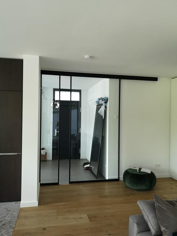 Ein Wohnzimmer mit Glasschiebetüren und einer Couch.