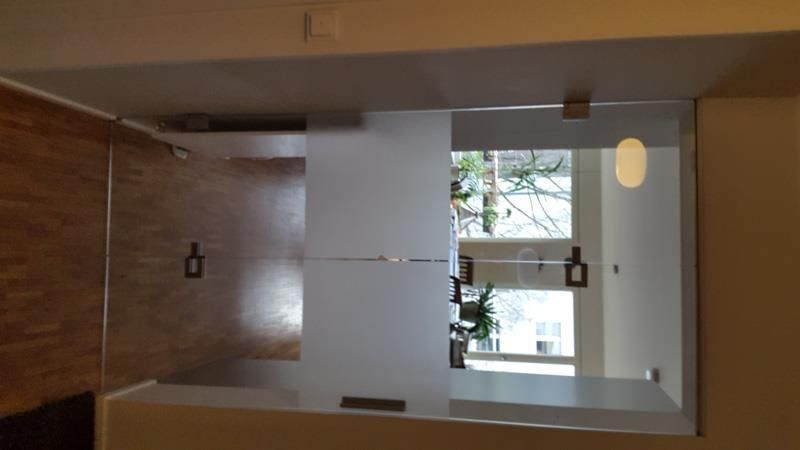 Ein Flur mit einer Glastür und einem Fenster