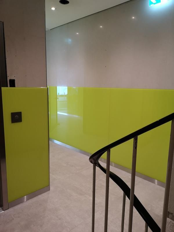 Ein Flur mit einer Treppe und einer gelben Wand