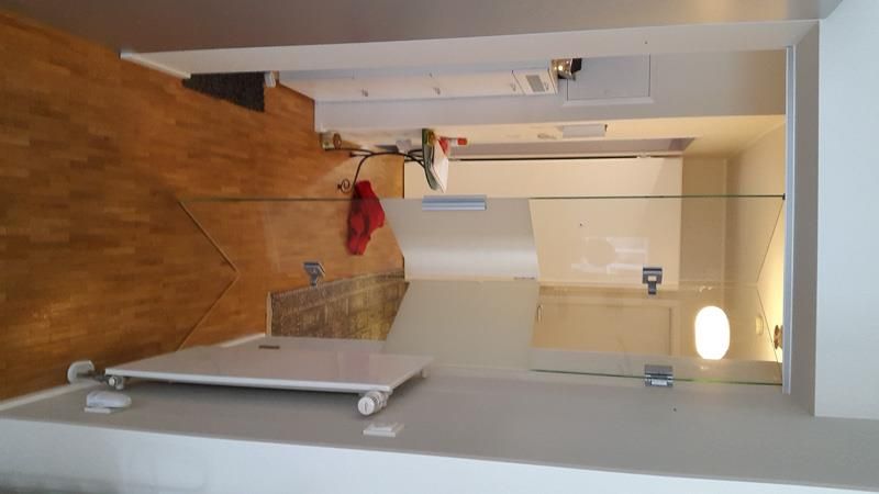 Ein Badezimmer mit einer weißen Skala auf dem Boden