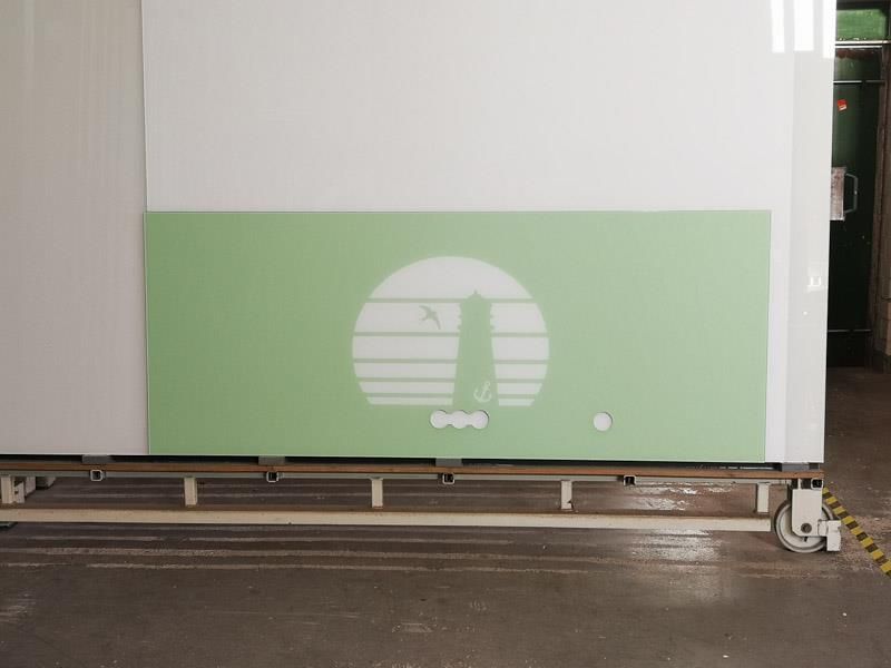 In einem Lagerhaus steht auf einem Wagen ein grün-weißes Schild.