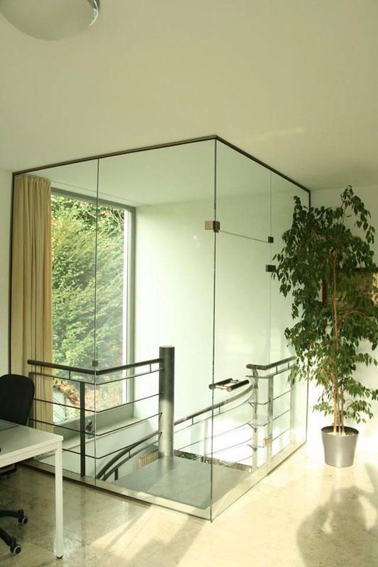 Ein Raum mit einer Treppe und einer Topfpflanze