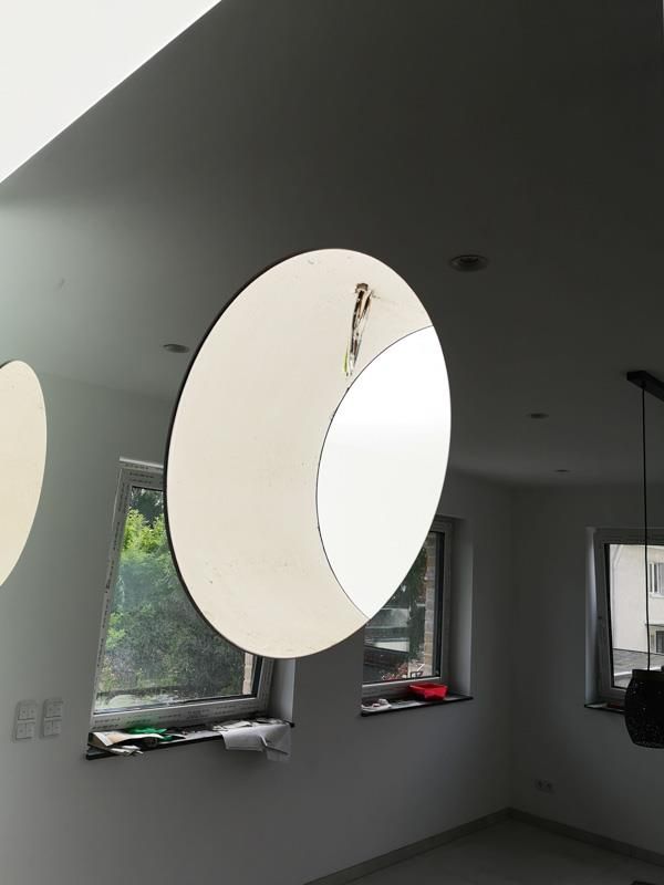 Ein Raum mit zwei Kreisen, die von der Decke hängen