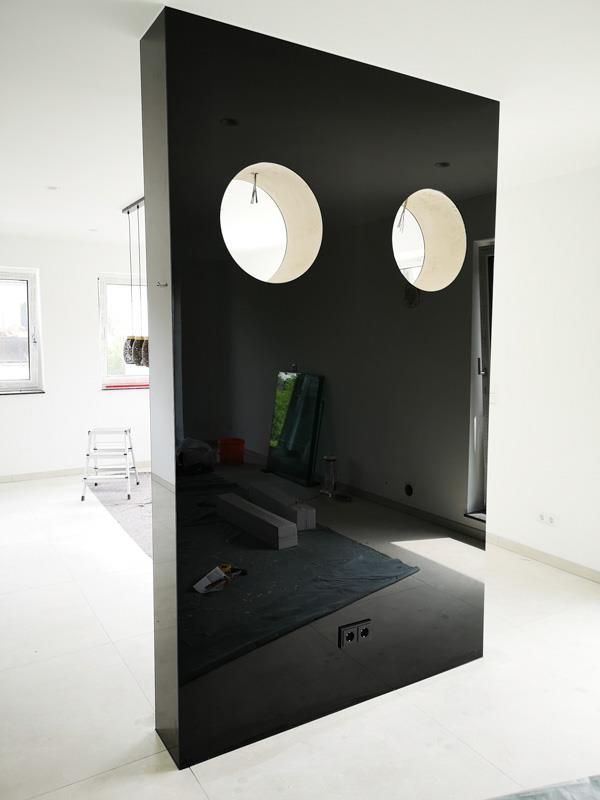 Eine schwarze Wand mit zwei runden Löchern darin