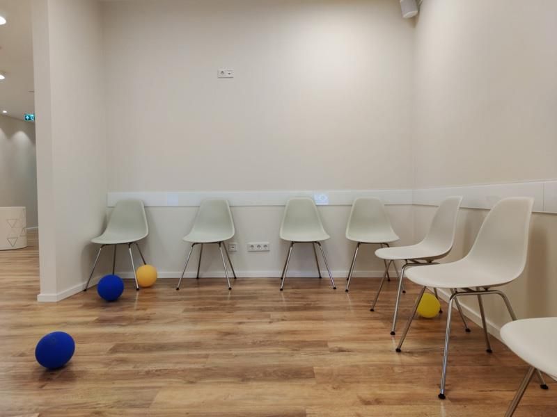 Ein Raum mit Stühlen und Bällen auf dem Boden
