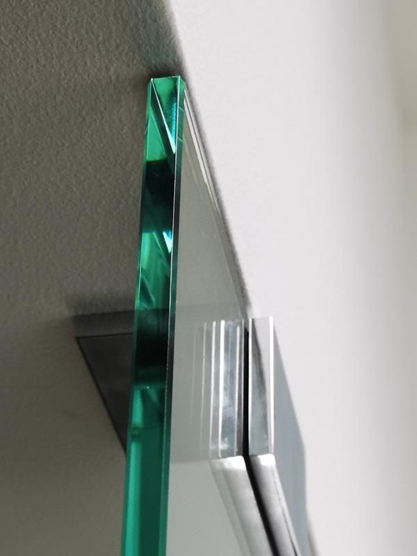 Eine Nahaufnahme von einem Stück Glas an einer Wand