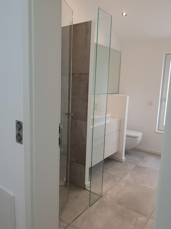 Ein Badezimmer mit Toilette, Waschbecken und Spiegel.