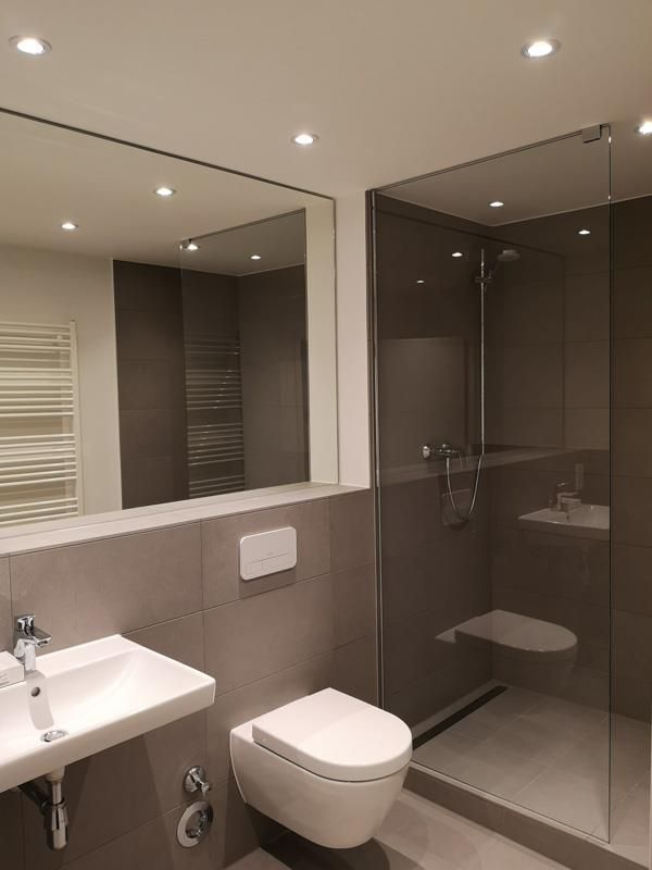 Ein Badezimmer mit Toilette, Waschbecken und Dusche.