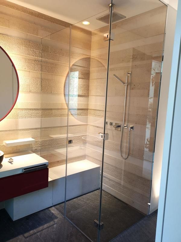 Ein Badezimmer mit ebenerdiger Dusche und Waschbecken