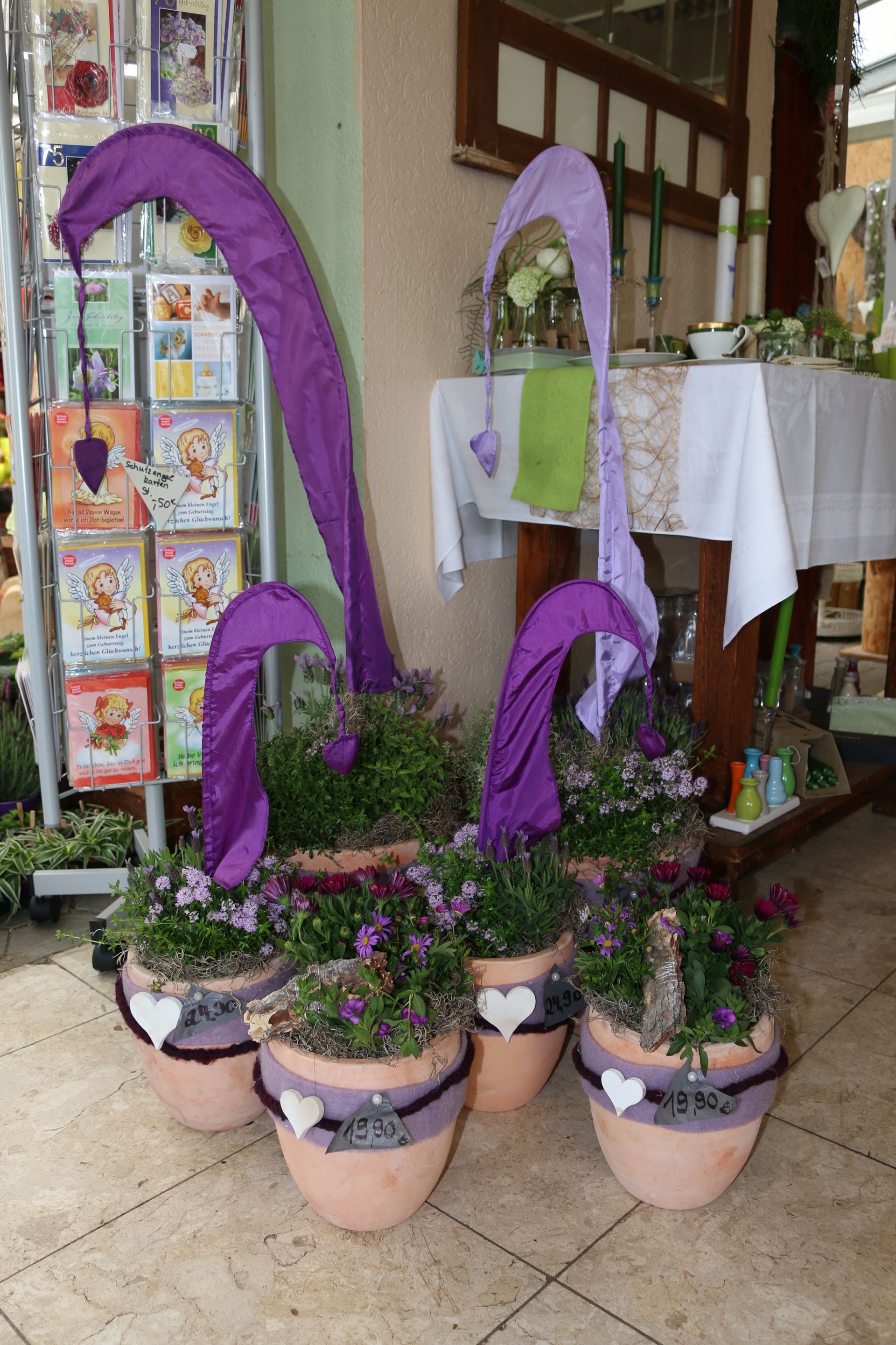 Kübel mit kleinen Pflanzen