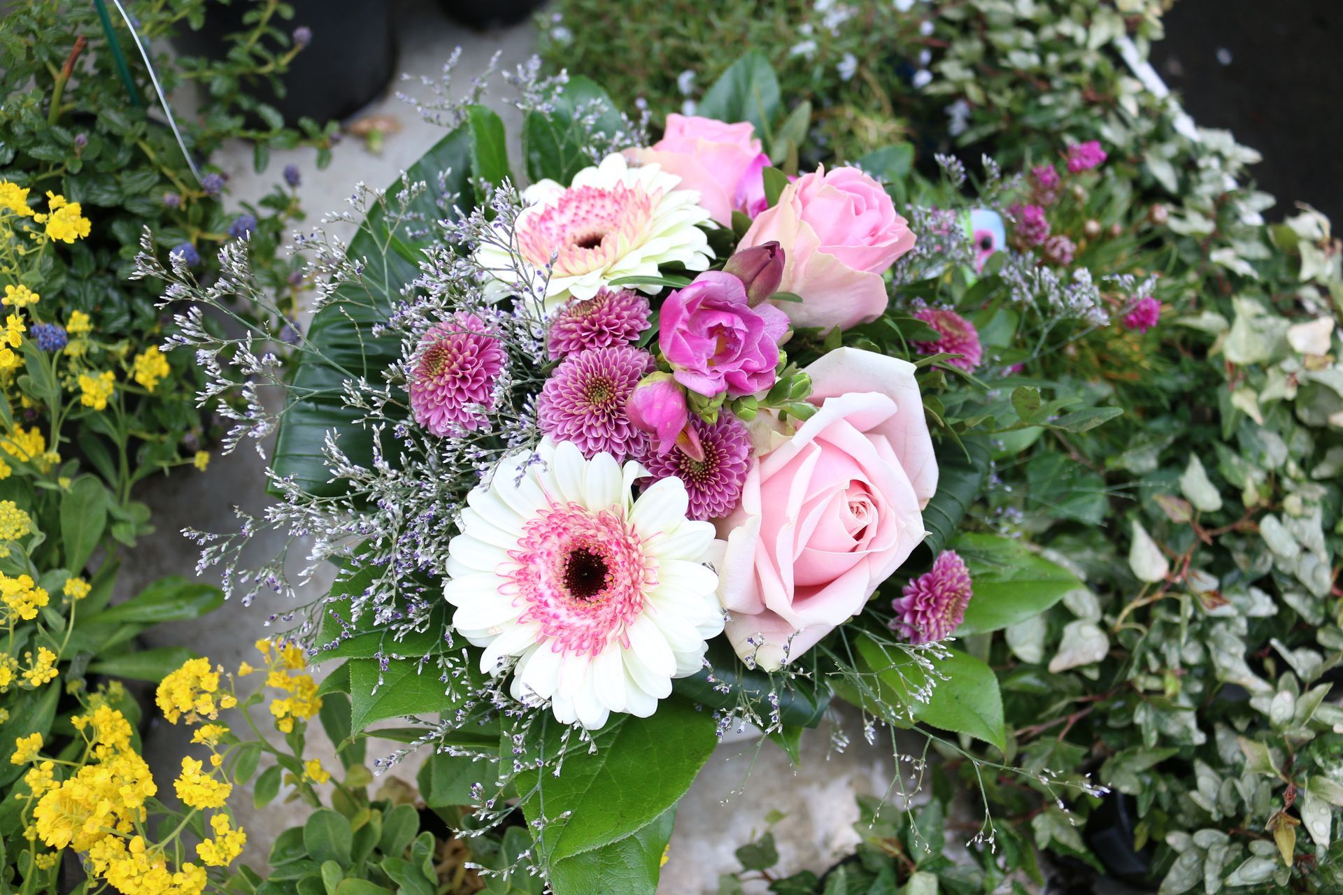 Rosafarbener Blumenstrauß mit Gerberas