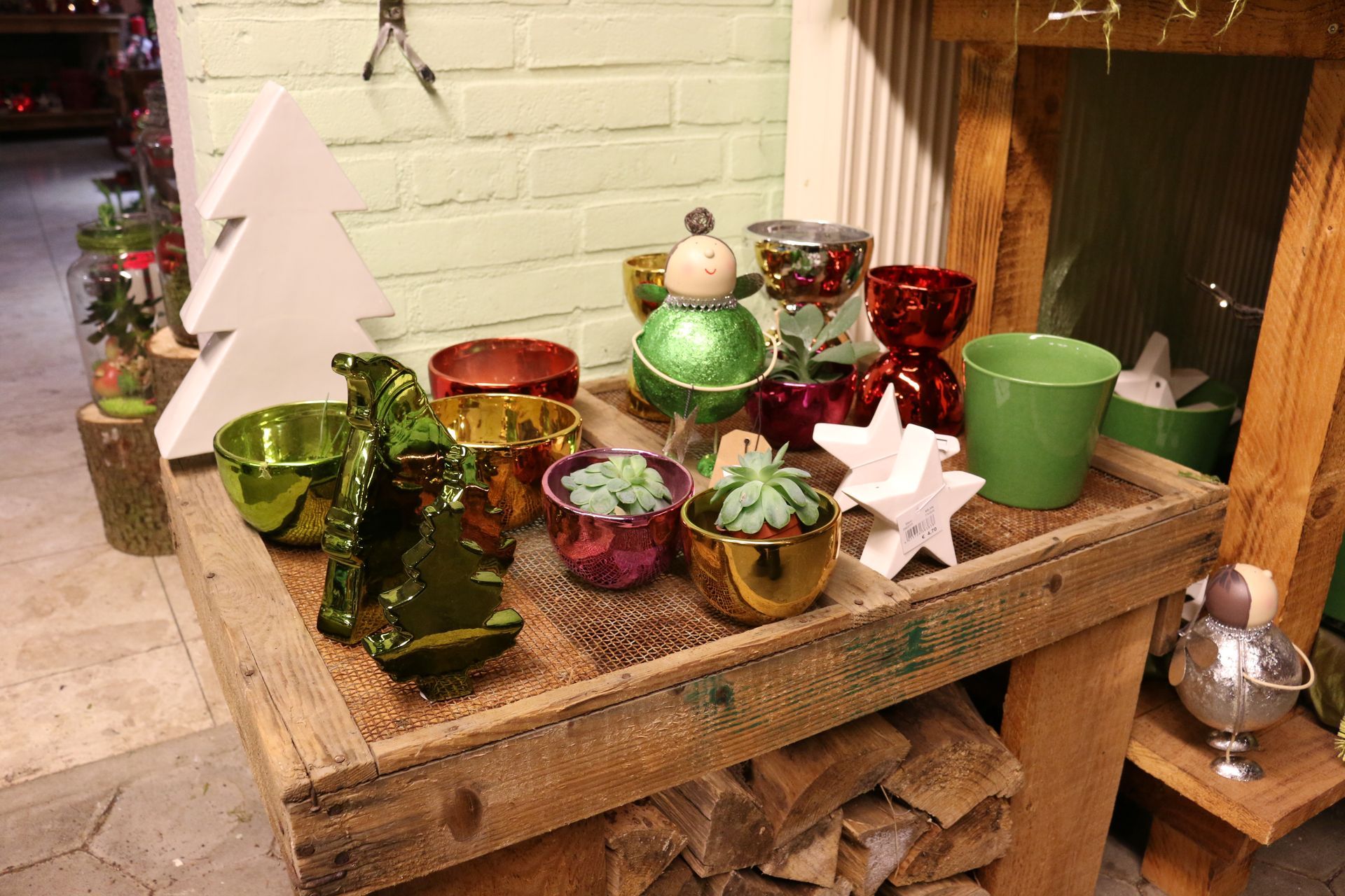 grüne, rote und goldfarbene Blumentöpfe