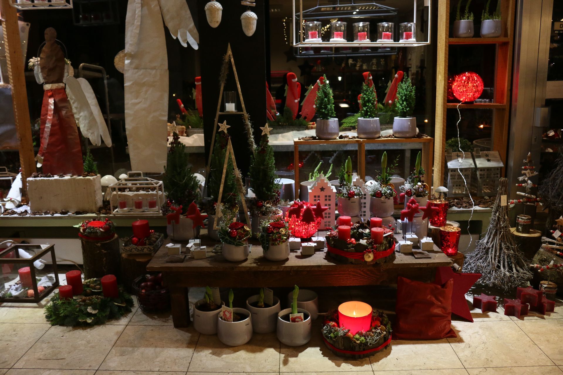 Tannenbäume, Blumentöpfe und Adventskränze